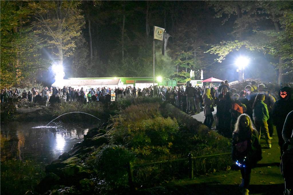 Süd-Park wird zum Grusel-Kabinett: Schaurige Überraschung im großen Teich