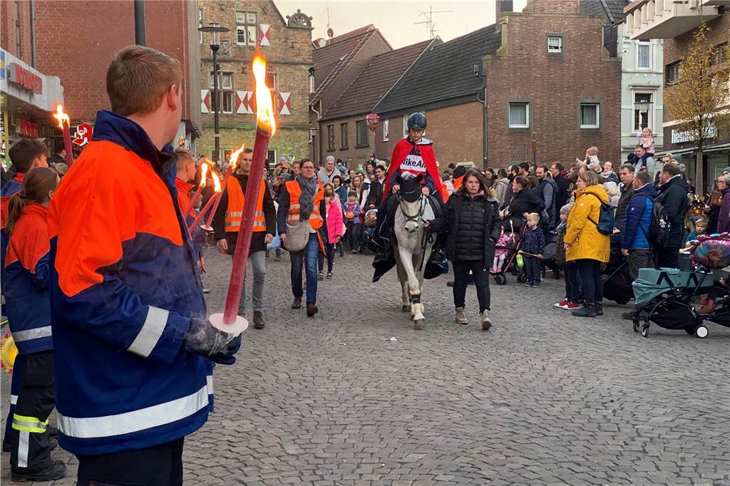 Mit St. Martin durch die Werner Innenstadt: Viele Bilder vom Martinsmarkt und Martinsumzug Mit St. Martin durch die Werner Innenstadt: Viele Bilder vom Martinsmarkt und Martinsumzug