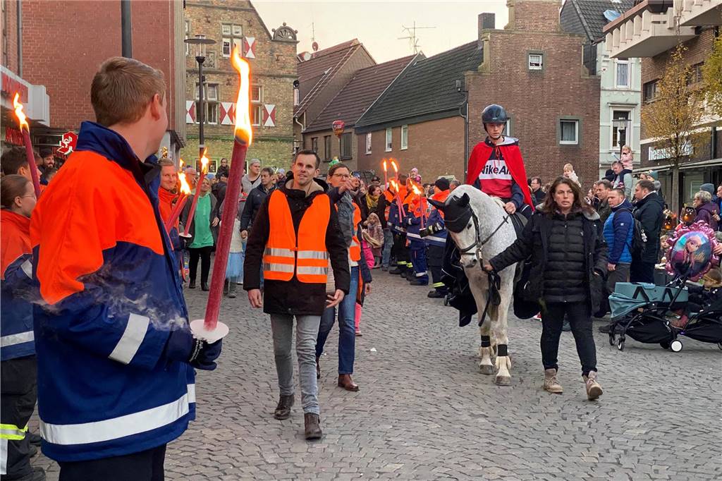 Mit St. Martin durch die Werner Innenstadt: Viele Bilder vom Martinsmarkt und Martinsumzug