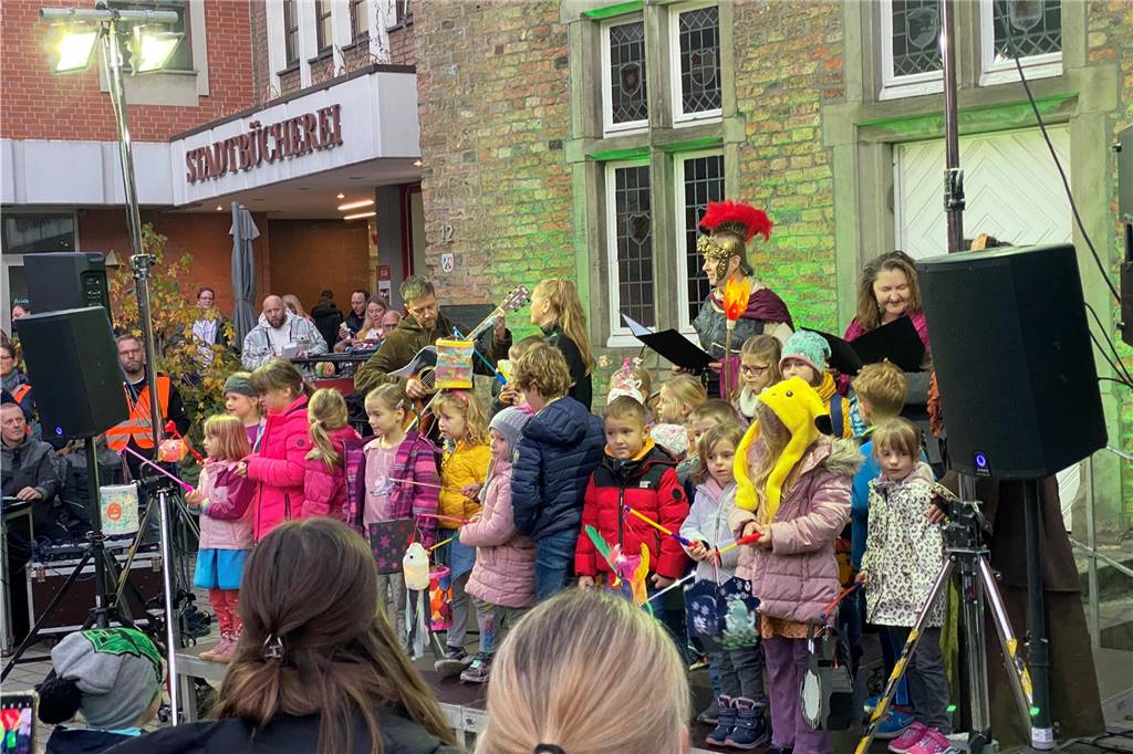 Mit St. Martin durch die Werner Innenstadt: Viele Bilder vom Martinsmarkt und Martinsumzug