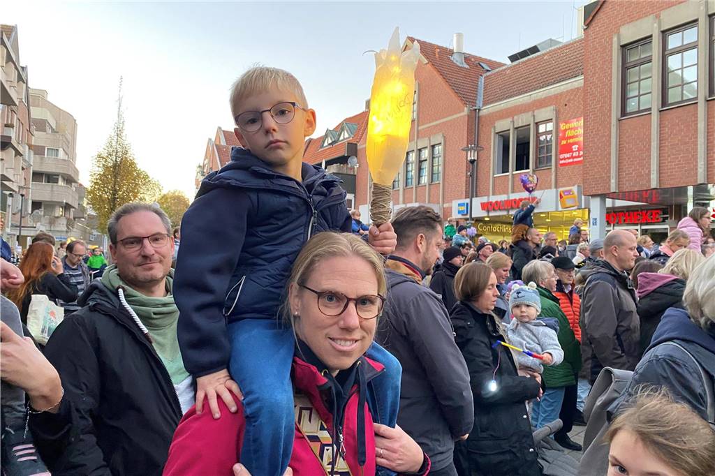 Mit St. Martin durch die Werner Innenstadt: Viele Bilder vom Martinsmarkt und Martinsumzug