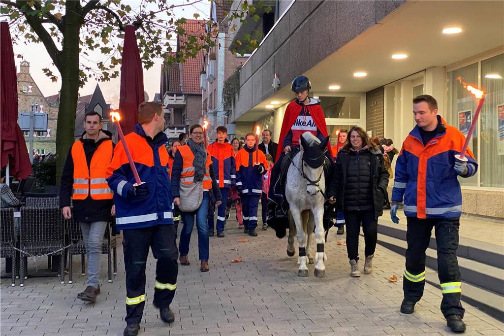 Mit St. Martin durch die Werner Innenstadt: Viele Bilder vom Martinsmarkt und Martinsumzug