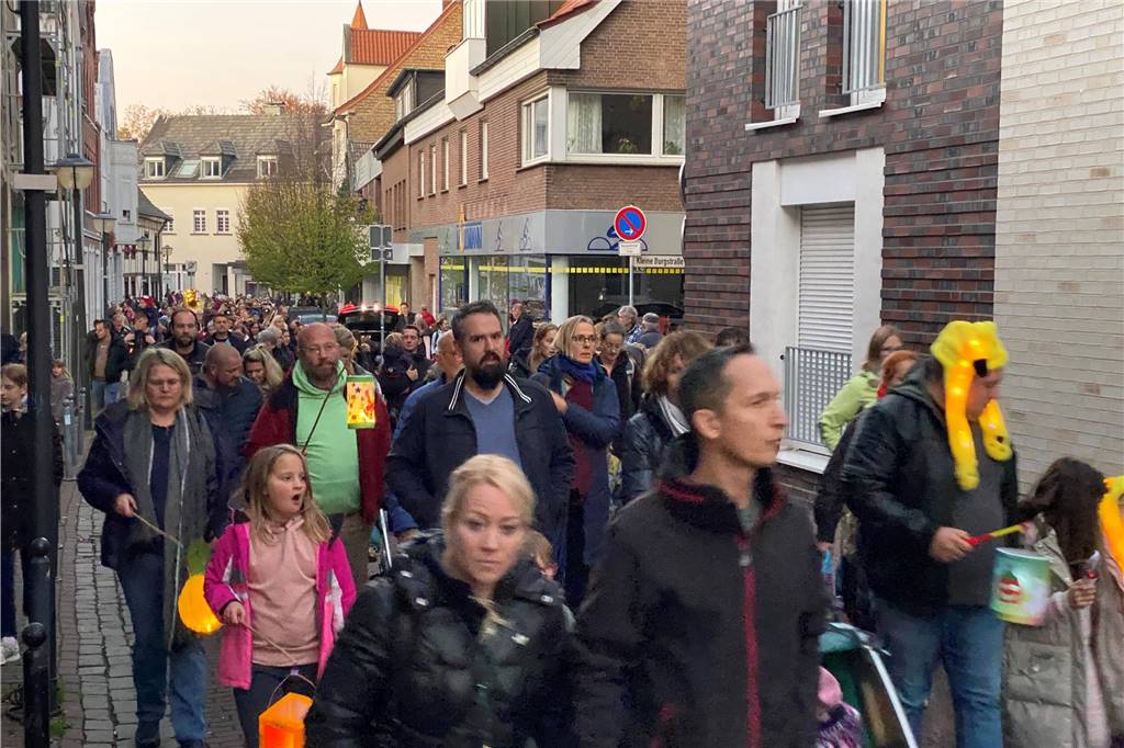 Mit St. Martin durch die Werner Innenstadt: Viele Bilder vom Martinsmarkt und Martinsumzug