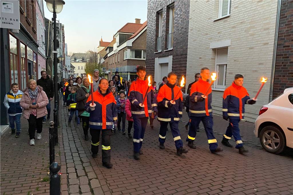 Mit St. Martin durch die Werner Innenstadt: Viele Bilder vom Martinsmarkt und Martinsumzug