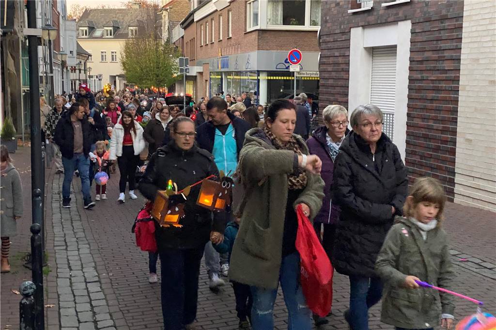 Mit St. Martin durch die Werner Innenstadt: Viele Bilder vom Martinsmarkt und Martinsumzug