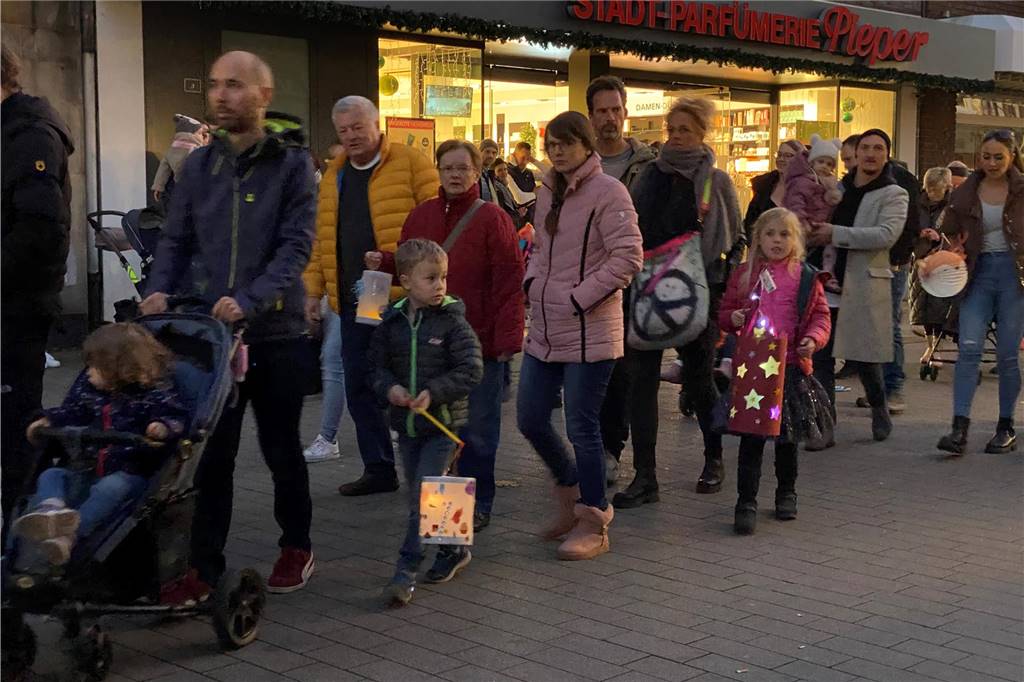 Mit St. Martin durch die Werner Innenstadt: Viele Bilder vom Martinsmarkt und Martinsumzug