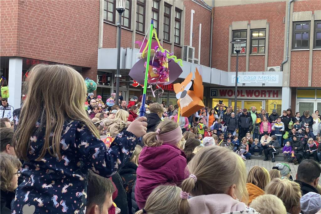 Mit St. Martin durch die Werner Innenstadt: Viele Bilder vom Martinsmarkt und Martinsumzug