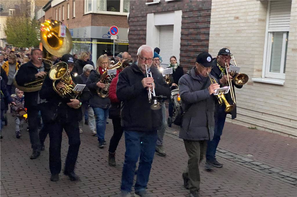 Mit St. Martin durch die Werner Innenstadt: Viele Bilder vom Martinsmarkt und Martinsumzug
