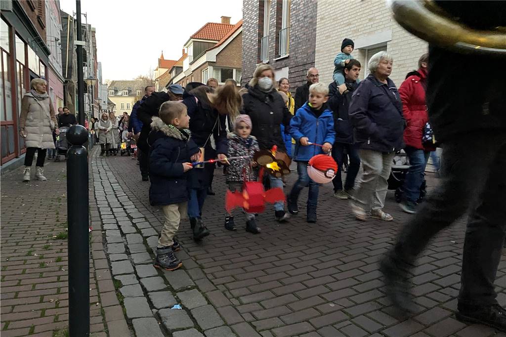 Mit St. Martin durch die Werner Innenstadt: Viele Bilder vom Martinsmarkt und Martinsumzug