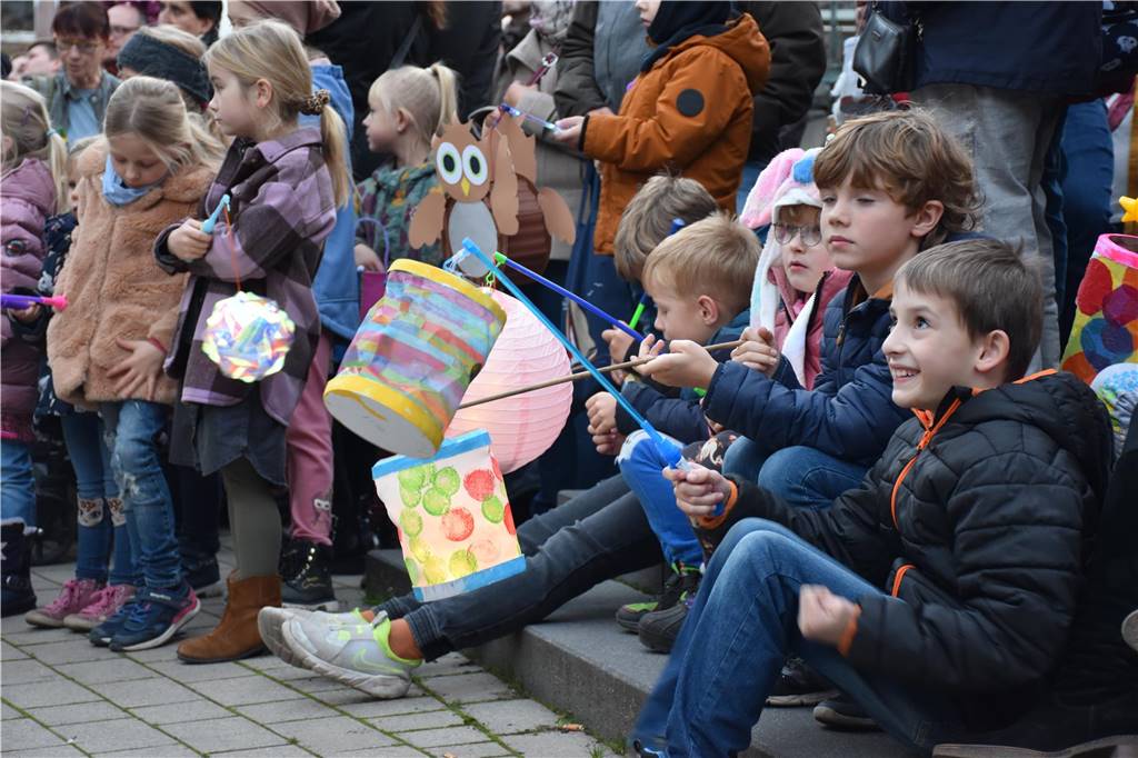Mit St. Martin durch die Werner Innenstadt: Viele Bilder vom Martinsmarkt und Martinsumzug
