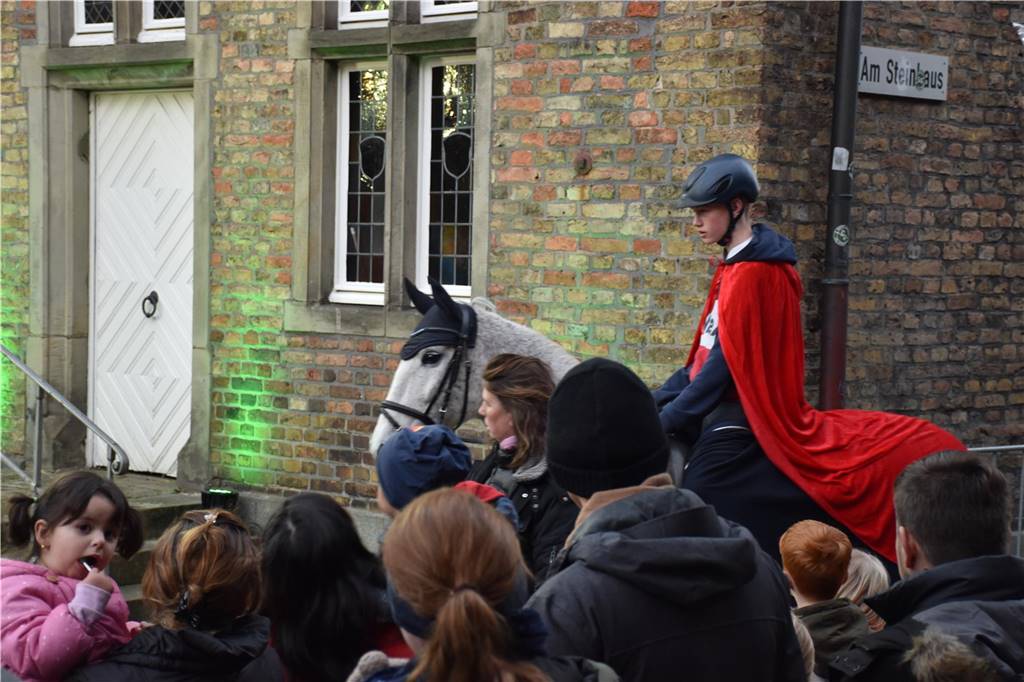 Mit St. Martin durch die Werner Innenstadt: Viele Bilder vom Martinsmarkt und Martinsumzug