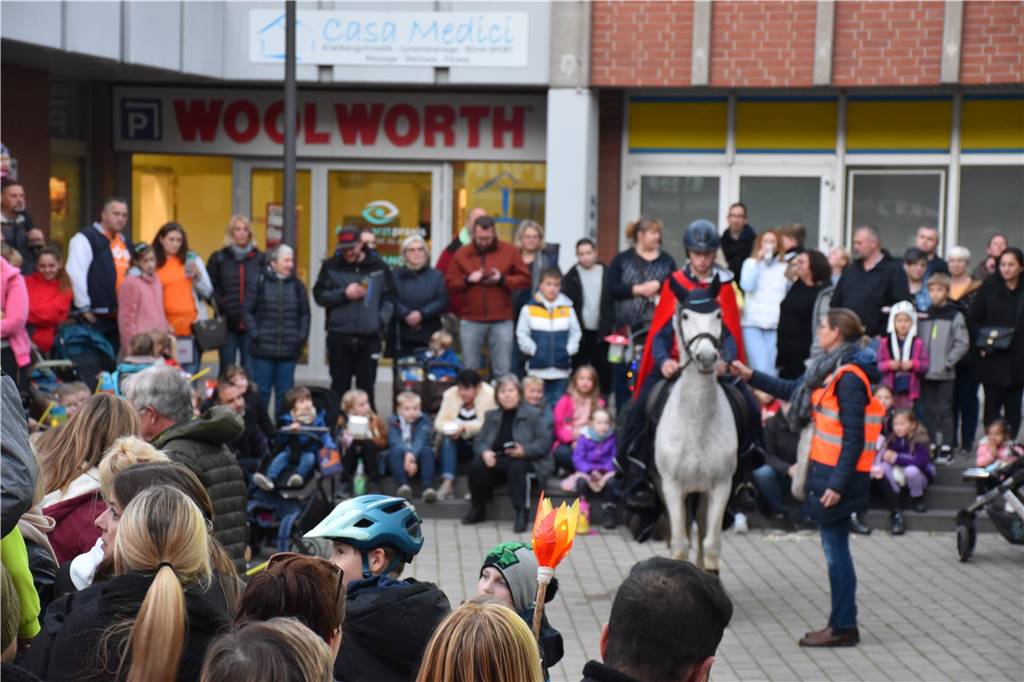 Mit St. Martin durch die Werner Innenstadt: Viele Bilder vom Martinsmarkt und Martinsumzug