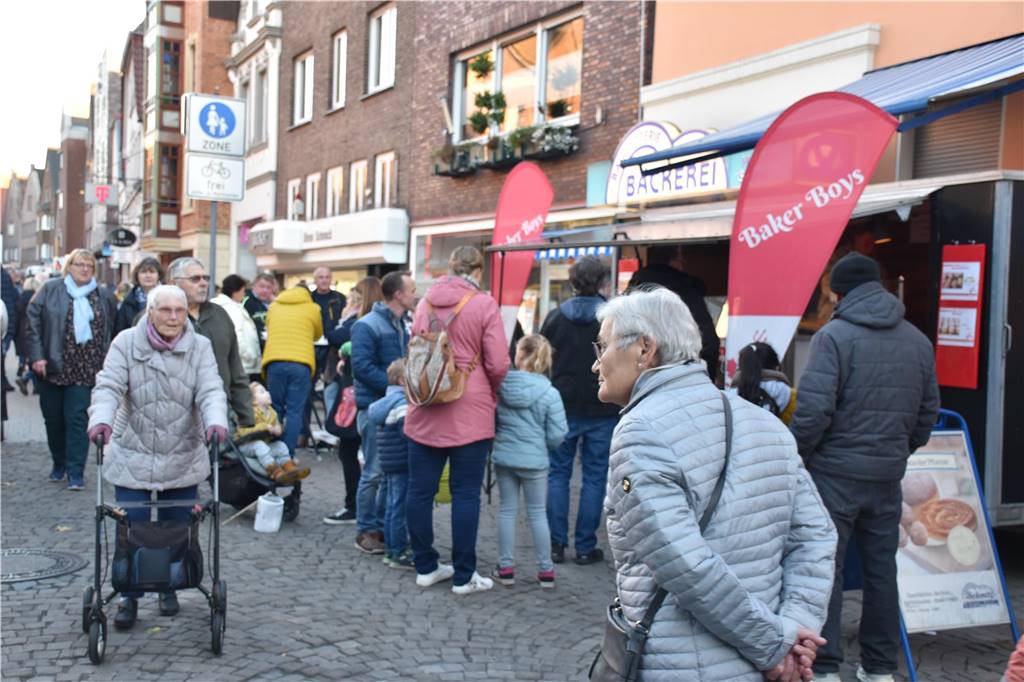 Mit St. Martin durch die Werner Innenstadt: Viele Bilder vom Martinsmarkt und Martinsumzug