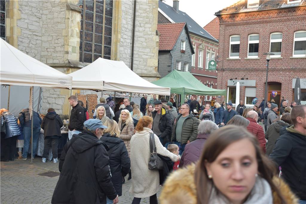 Mit St. Martin durch die Werner Innenstadt: Viele Bilder vom Martinsmarkt und Martinsumzug