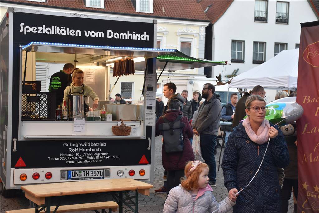 Mit St. Martin durch die Werner Innenstadt: Viele Bilder vom Martinsmarkt und Martinsumzug