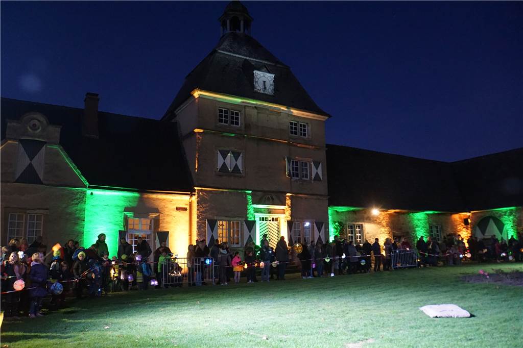 Fackelschein am Schloss Westerwinkel: Zahlreiche Fotos vom Martinsumzug in Herbern