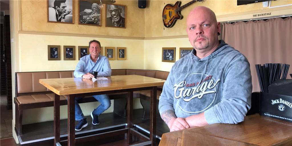Kneipen im Lockdown: „Brauhaus Drei Linden“ und „Greif“ senden Lebenszeichen Bob Michaels (vorne) und Frank Teschler wollen ihre Kneipen wieder öffnen - doch bis jetzt fehlt jegliche Rückmeldung, ob und wann die Gastronomie loslegen darf.