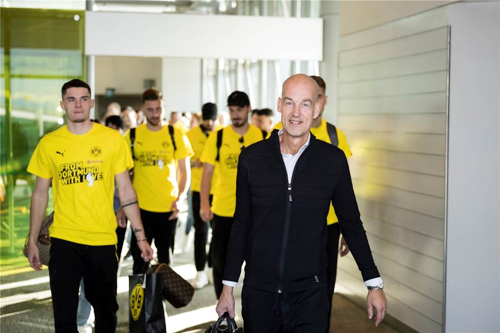 Bilder und ein Video von der BVB-Ankunft in Singapur : Reus und Co. schreiben Autogramme Bilder und ein Video von der BVB-Ankunft in Singapur : Reus und Co. schreiben Autogramme