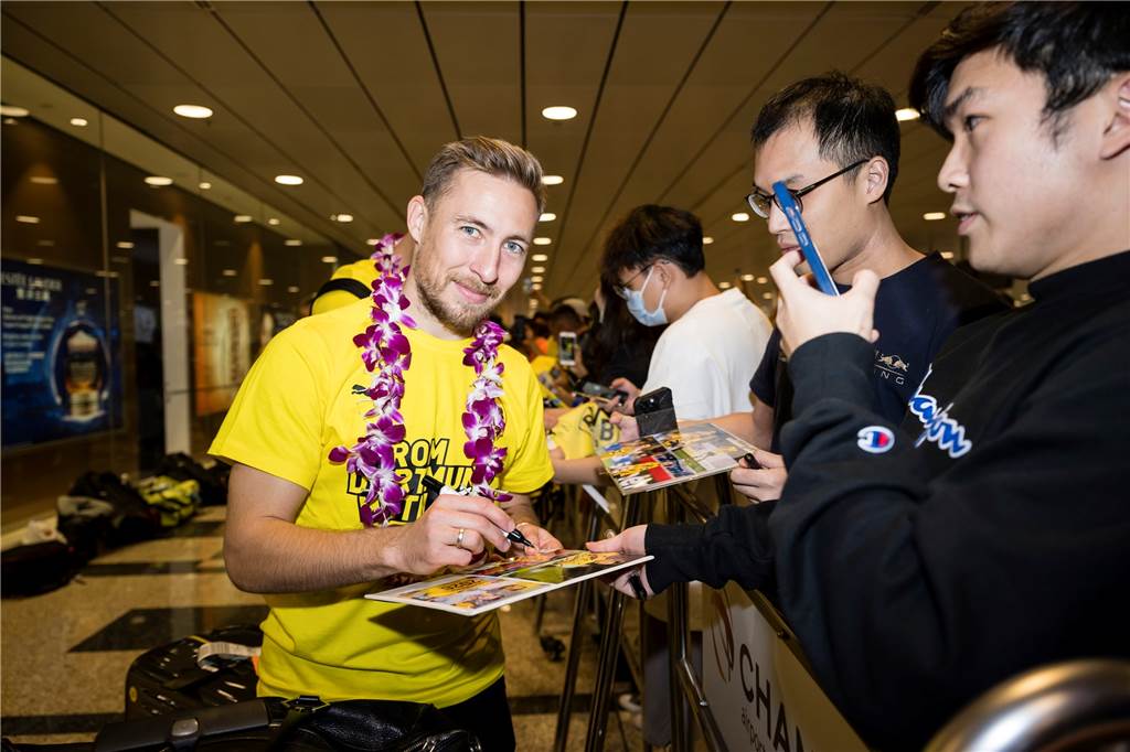 Bilder und ein Video von der BVB-Ankunft in Singapur : Reus und Co. schreiben Autogramme