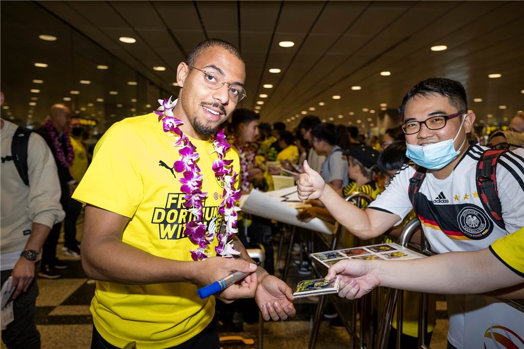 Bilder und ein Video von der BVB-Ankunft in Singapur : Reus und Co. schreiben Autogramme