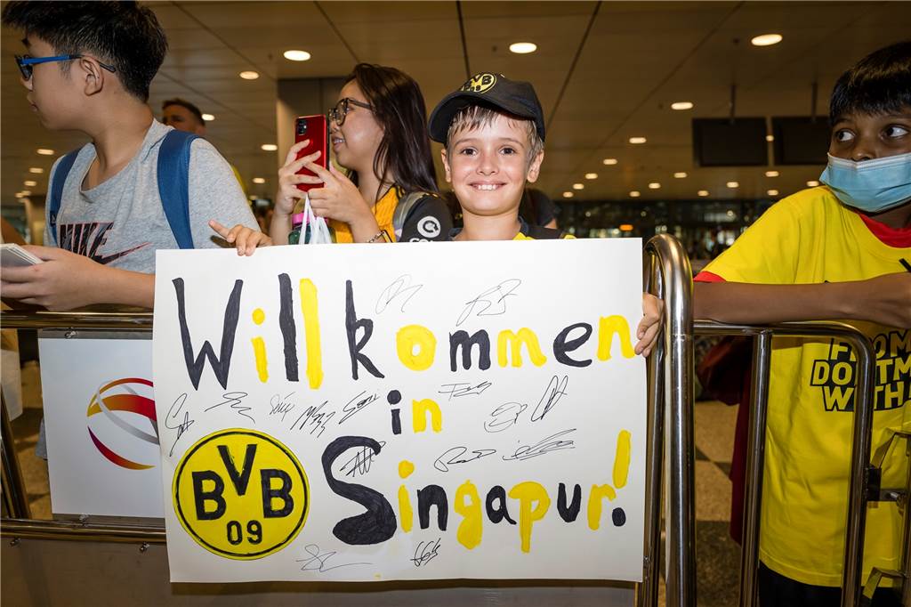 Bilder und ein Video von der BVB-Ankunft in Singapur : Reus und Co. schreiben Autogramme
