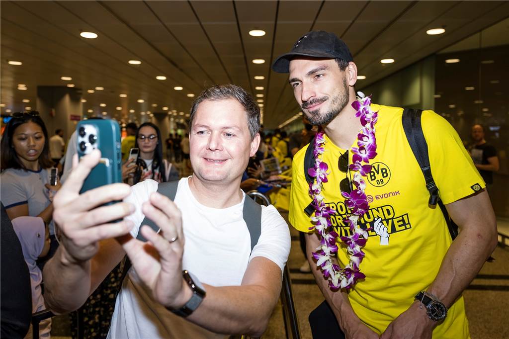 Bilder und ein Video von der BVB-Ankunft in Singapur : Reus und Co. schreiben Autogramme