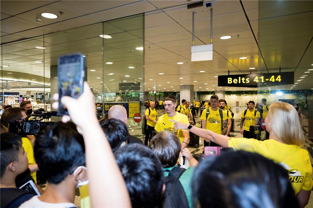 Bilder und ein Video von der BVB-Ankunft in Singapur : Reus und Co. schreiben Autogramme