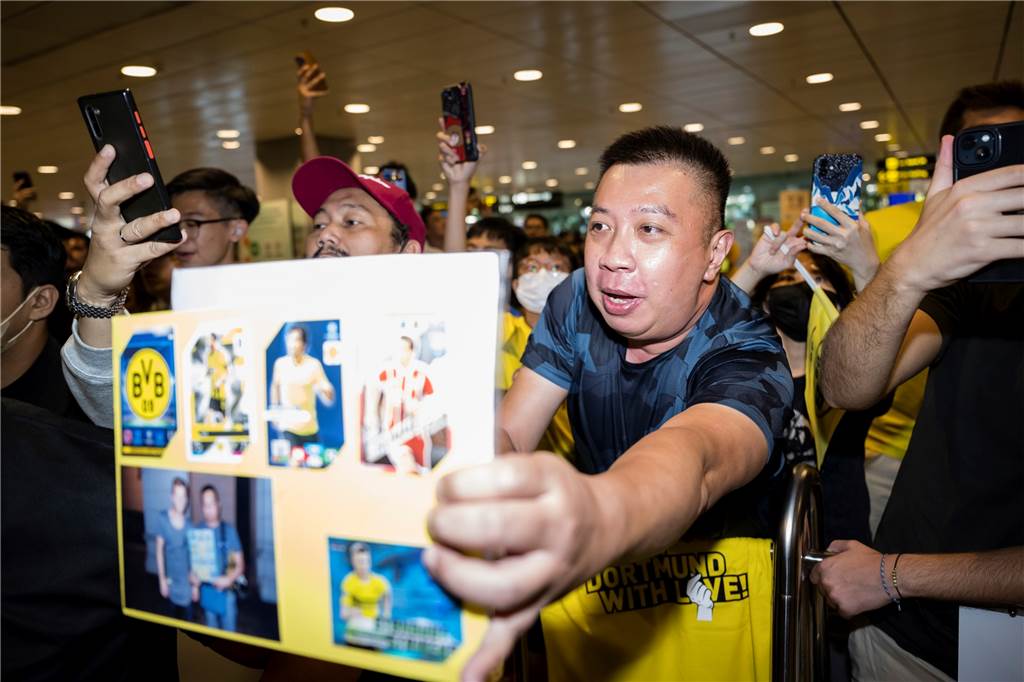 Bilder und ein Video von der BVB-Ankunft in Singapur : Reus und Co. schreiben Autogramme