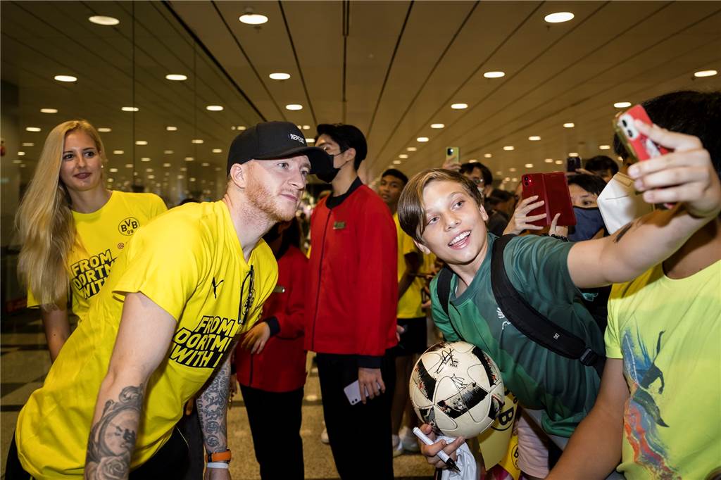 Bilder und ein Video von der BVB-Ankunft in Singapur : Reus und Co. schreiben Autogramme