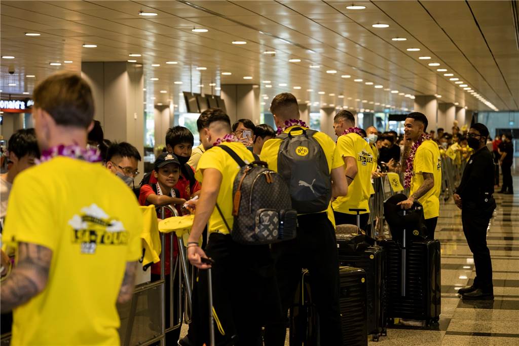 Bilder und ein Video von der BVB-Ankunft in Singapur : Reus und Co. schreiben Autogramme