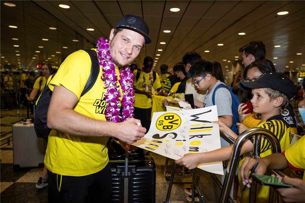 Bilder und ein Video von der BVB-Ankunft in Singapur : Reus und Co. schreiben Autogramme