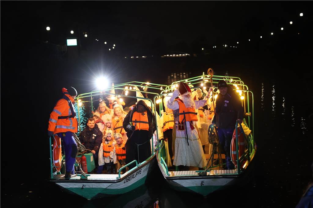 Viele Fotos vom Niklaus-Besuch in Lünen: Ankunft mit dem Schiff und Fahrt mit der Kutsche