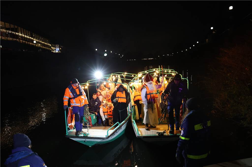 Viele Fotos vom Niklaus-Besuch in Lünen: Ankunft mit dem Schiff und Fahrt mit der Kutsche