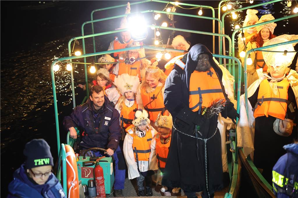 Viele Fotos vom Niklaus-Besuch in Lünen: Ankunft mit dem Schiff und Fahrt mit der Kutsche
