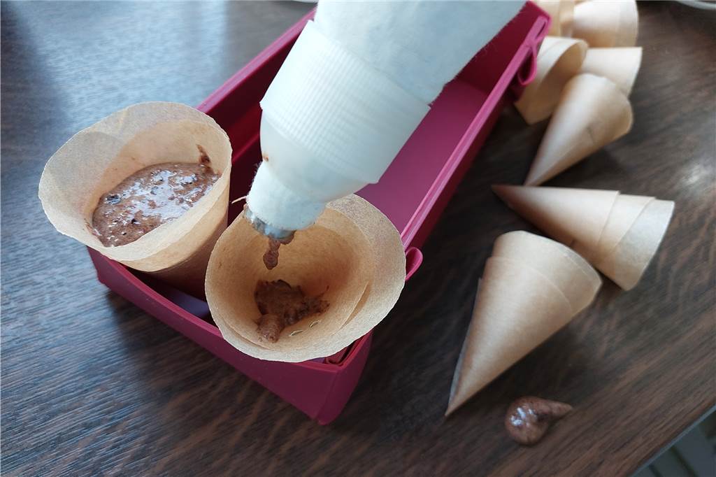Schritt-für-Schritt-Anleitung: So backen Sie Schoko-Weihnachtsbäumchen Schritt-für-Schritt-Anleitung: So backen Sie Schoko-Weihnachtsbäumchen