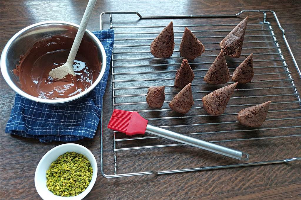 Schritt-für-Schritt-Anleitung: So backen Sie Schoko-Weihnachtsbäumchen Schritt-für-Schritt-Anleitung: So backen Sie Schoko-Weihnachtsbäumchen