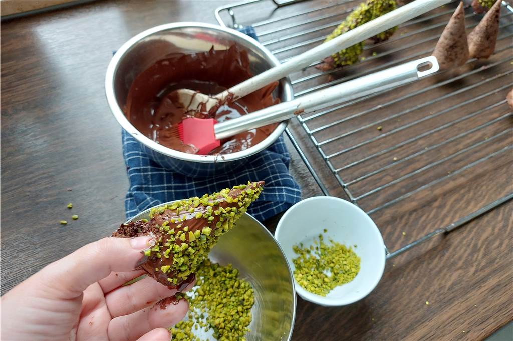 Schritt-für-Schritt-Anleitung: So backen Sie Schoko-Weihnachtsbäumchen Schritt-für-Schritt-Anleitung: So backen Sie Schoko-Weihnachtsbäumchen