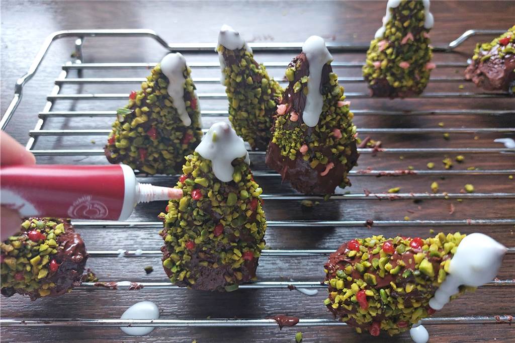 Schritt-für-Schritt-Anleitung: So backen Sie Schoko-Weihnachtsbäumchen Schritt-für-Schritt-Anleitung: So backen Sie Schoko-Weihnachtsbäumchen