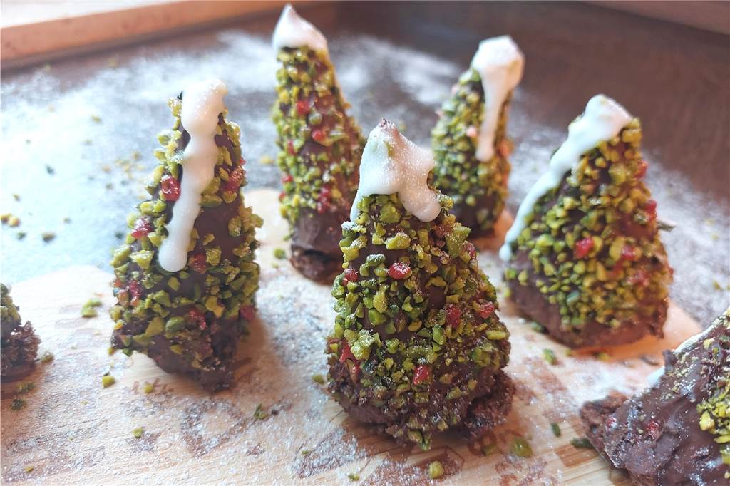 Schritt-für-Schritt-Anleitung: So backen Sie Schoko-Weihnachtsbäumchen Schritt-für-Schritt-Anleitung: So backen Sie Schoko-Weihnachtsbäumchen