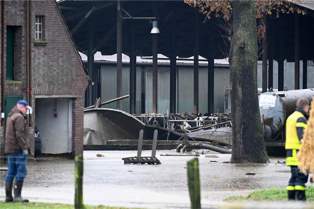 Unglück auf Bauernhof: Güllesilo geplatzt, Landwirt schwer verletzt