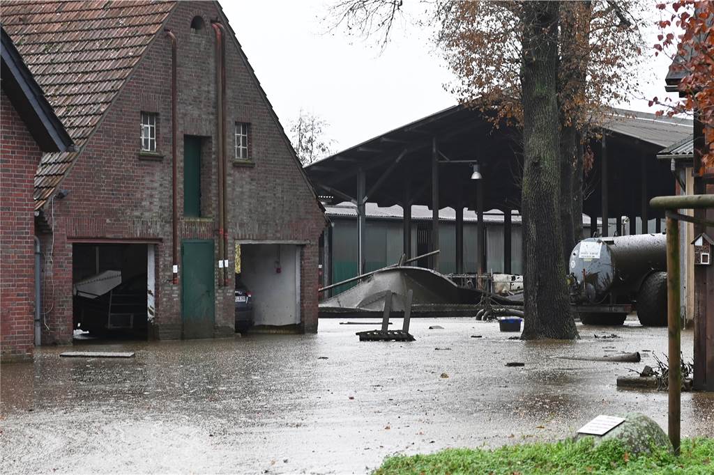 Unglück auf Bauernhof: Güllesilo geplatzt, Landwirt schwer verletzt