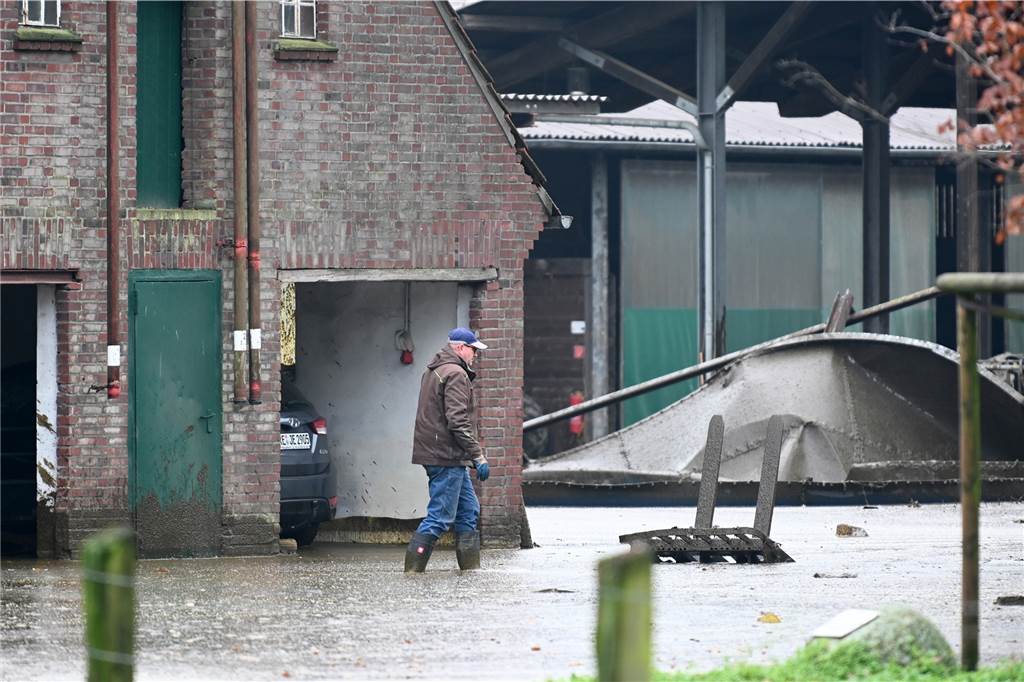 Unglück auf Bauernhof: Güllesilo geplatzt, Landwirt schwer verletzt