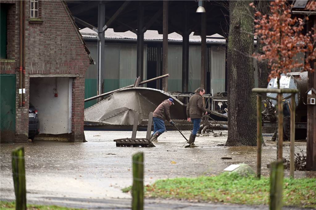 Unglück auf Bauernhof: Güllesilo geplatzt, Landwirt schwer verletzt