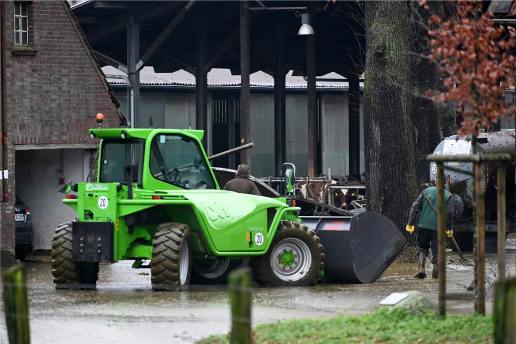 Unglück auf Bauernhof: Güllesilo geplatzt, Landwirt schwer verletzt