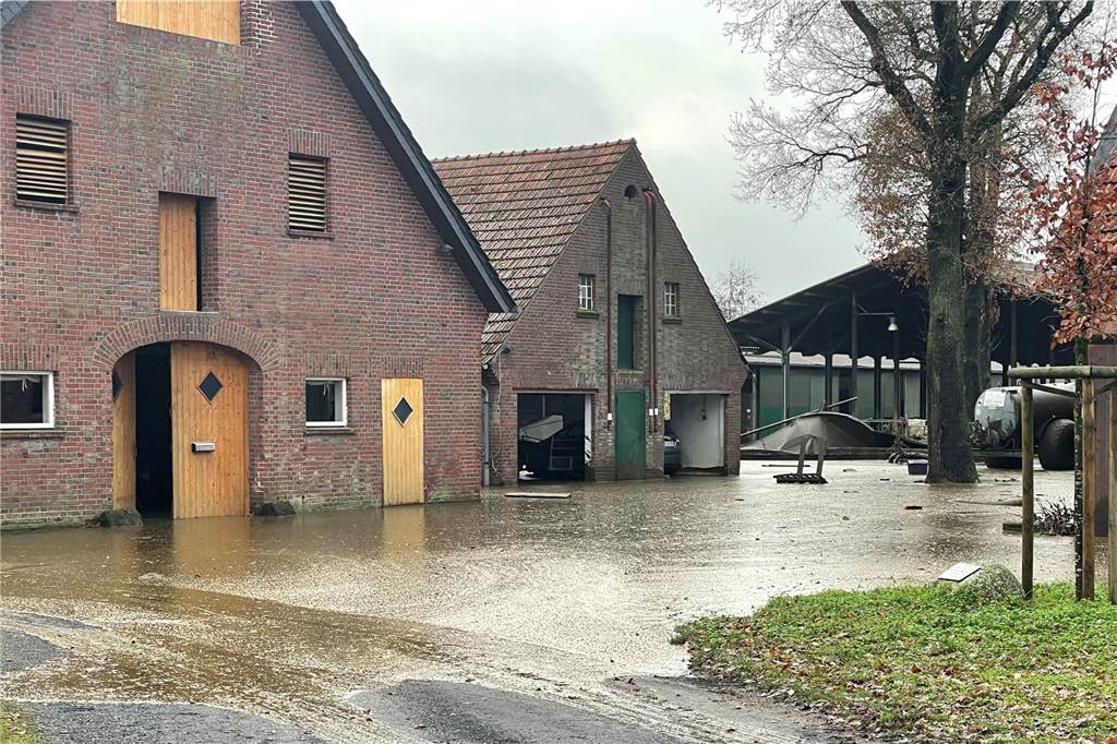 Unglück auf Bauernhof: Güllesilo geplatzt, Landwirt schwer verletzt