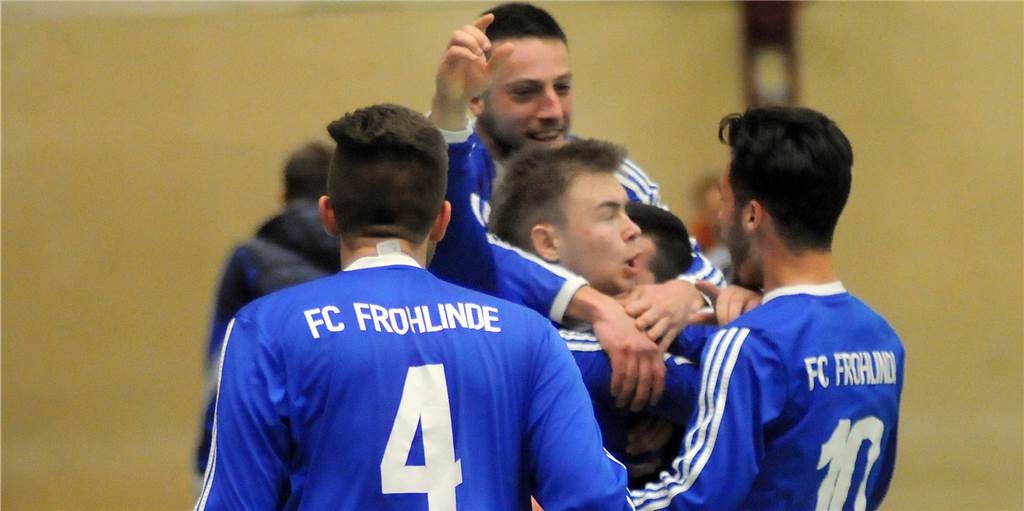 Hallenstadtmeisterschaft 2016: Liskunov wurde Matchwinner mit einem plumpen Spielball Dietrich Liskunov (M) war mit seinem späten Tor im Finale der Matchwinner 2016 für den FC Frohlinde.