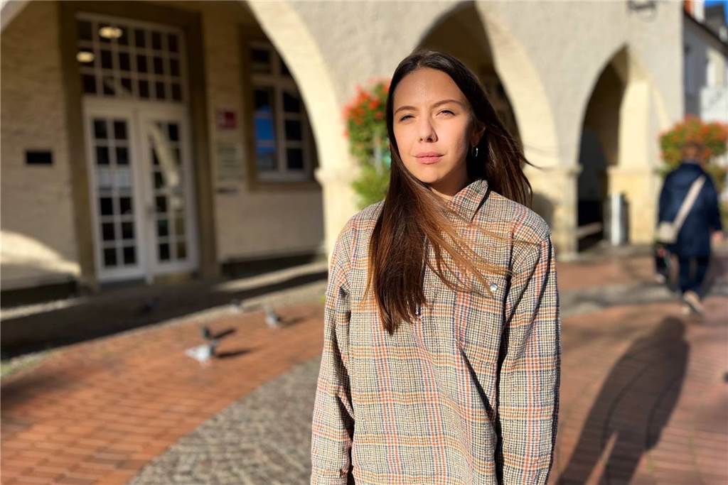 Elektronische Krankschreibung: Kein Rundum-Sorglos-Paket Volontärin Jennifer Wachter steht vor dem Rathaus in der Halterner Innenstadt.