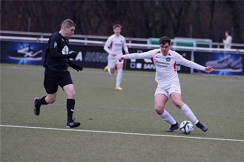 Schuster schockt Kaiserau, Schlappe für KSV, VfL zerlegt SSV: Die Fotos vom Fußball-Wochenende
