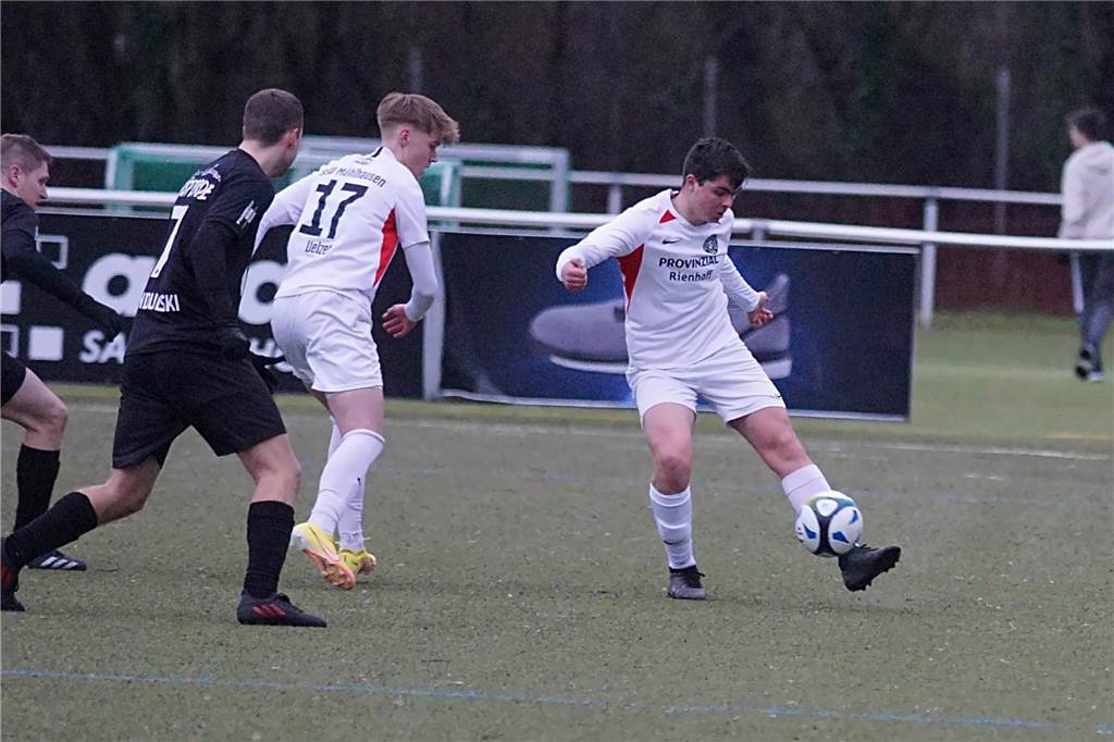 Schuster schockt Kaiserau, Schlappe für KSV, VfL zerlegt SSV: Die Fotos vom Fußball-Wochenende