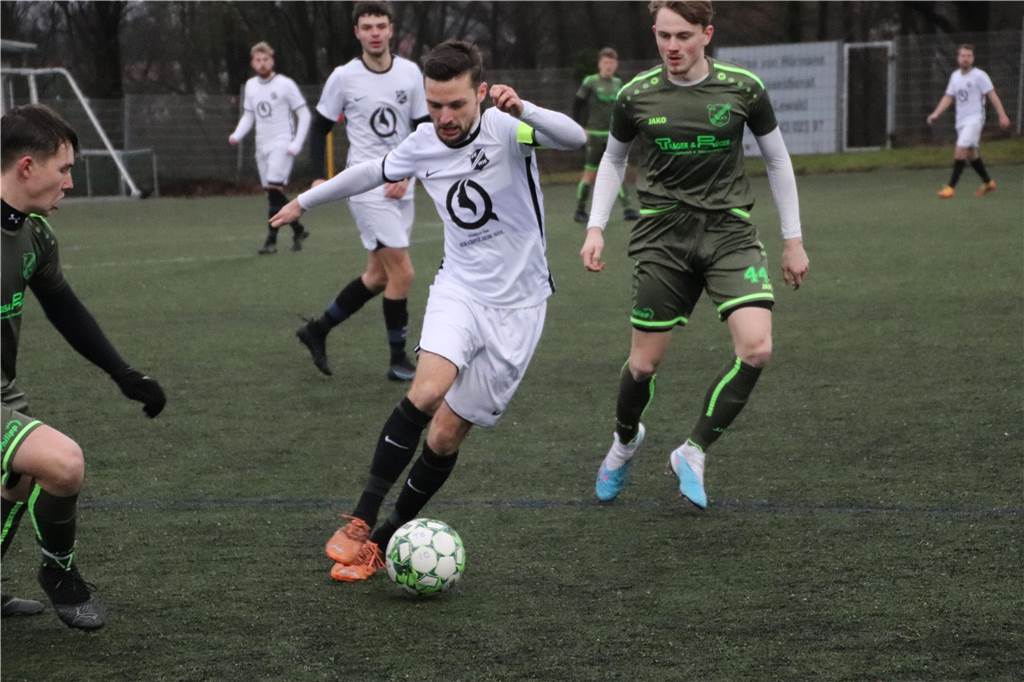 Schuster schockt Kaiserau, Schlappe für KSV, VfL zerlegt SSV: Die Fotos vom Fußball-Wochenende
